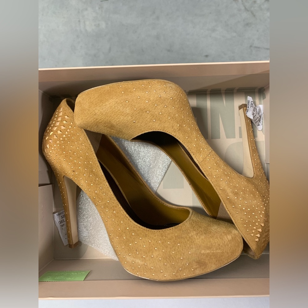 BCBG pump